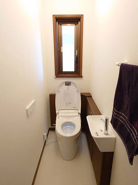 トイレも便座が故障したのでトイレ交換と内装も一緒にリフォームしました。