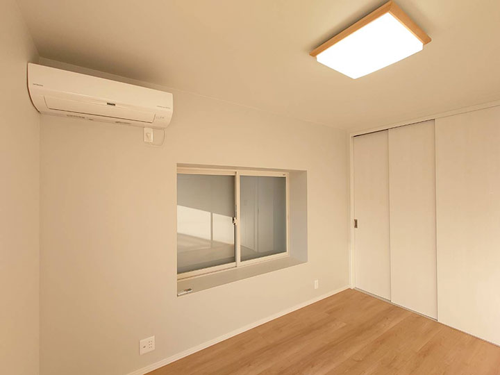 快適性を向上させる＋サッシの色がブロンズで内観を白で統一するために白の内窓も設置してイメージを統一しました。