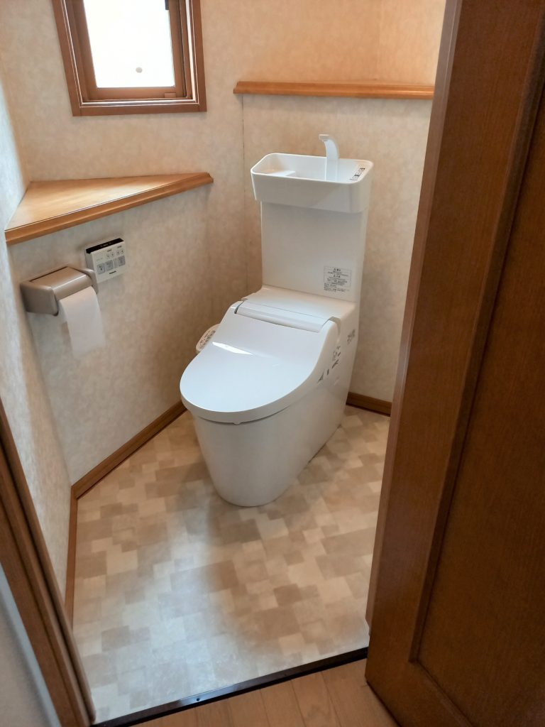 トイレを交換する際床のクッションフロアも一緒に貼り替えました。<br /><br />トイレ交換は床に既存のトイレの跡が残ってしまうことが多い為、一緒に内装のリフォームをお勧めしております。