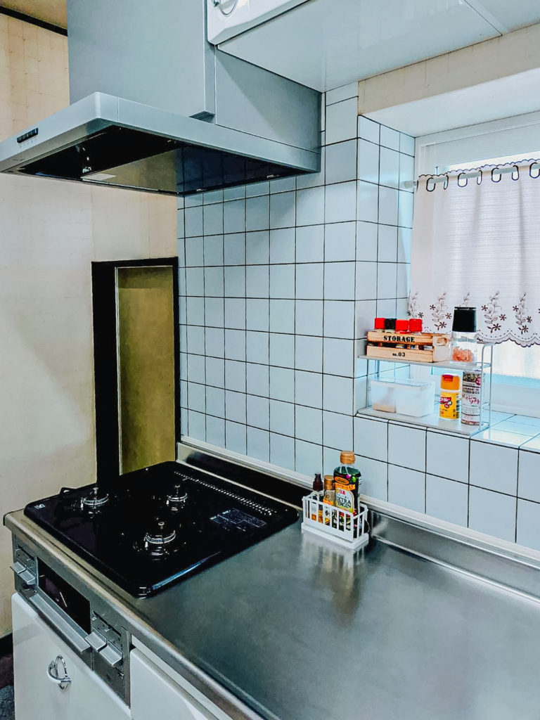 天板一体化タイプのキッチンは、<br />コンロもワークトップに埋め込まれているため清掃性がアップします。