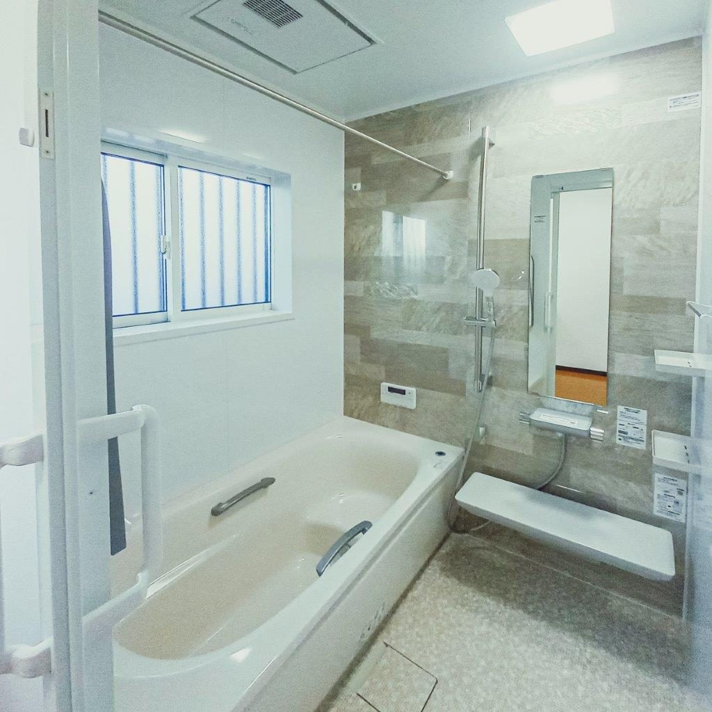浴室<br />タイルのお風呂の時にはL字だった間取りを改修し、1616サイズのユニットバスを入れました。
