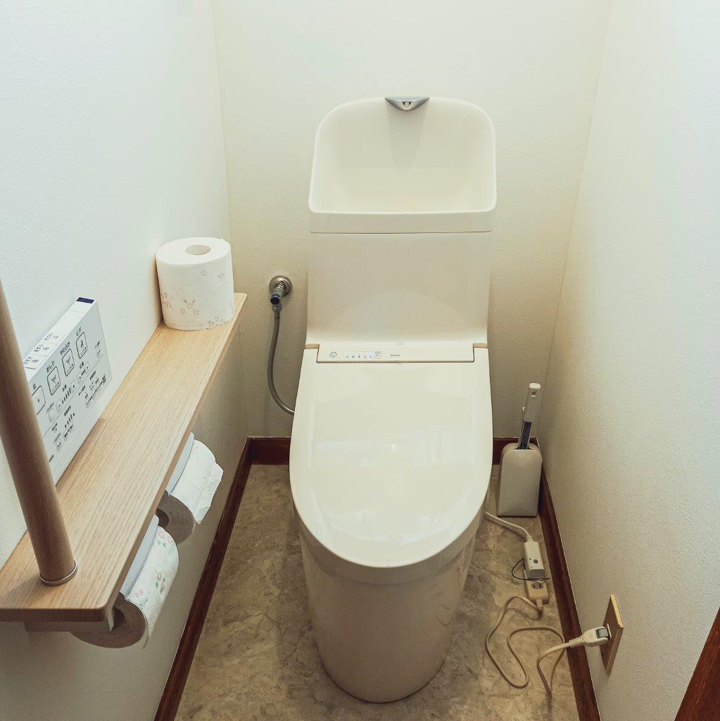 1階のトイレ<br />お手入れしやすい一体型のトイレになりました。