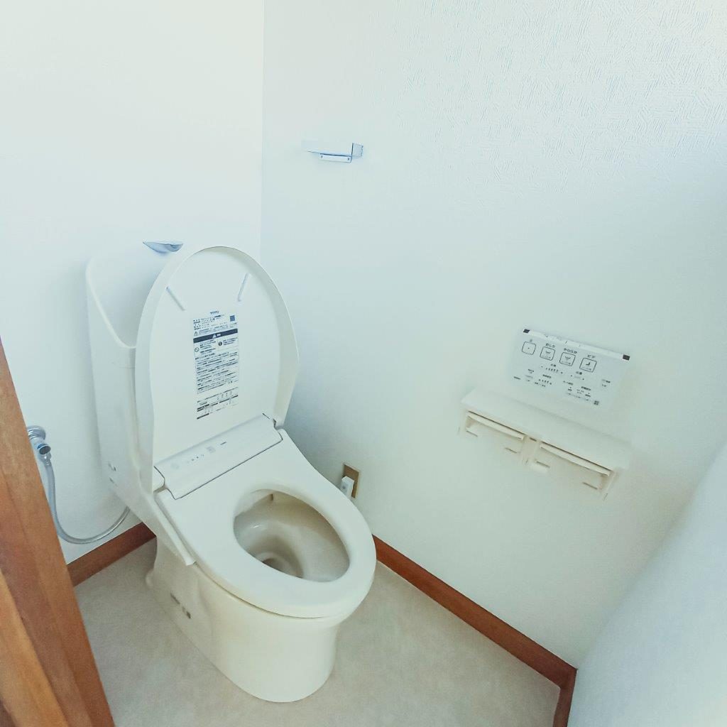 2階のトイレ<br />1階同様お手入れしやすい一体型のトイレを採用しております。